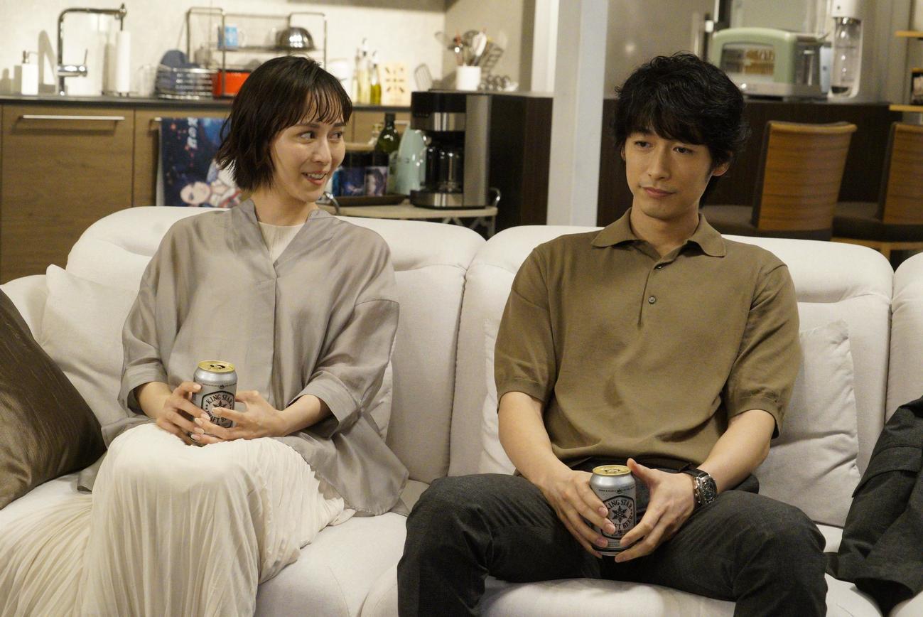 泉美（比嘉愛未＝左）は光井（ディーン・フジオカ）に不安な気持ちを打ち明けた（C）フジテレビ
