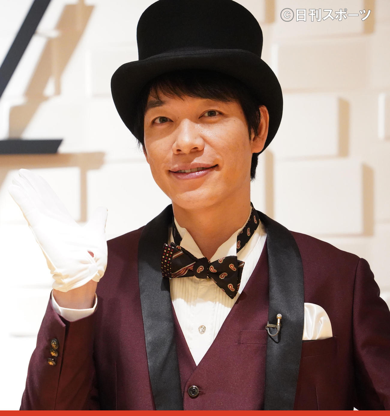 体験型展示会「＃ホテルカワシマ」取材会　ポーズを決める麒麟の川島明（撮影・佐藤勝亮）