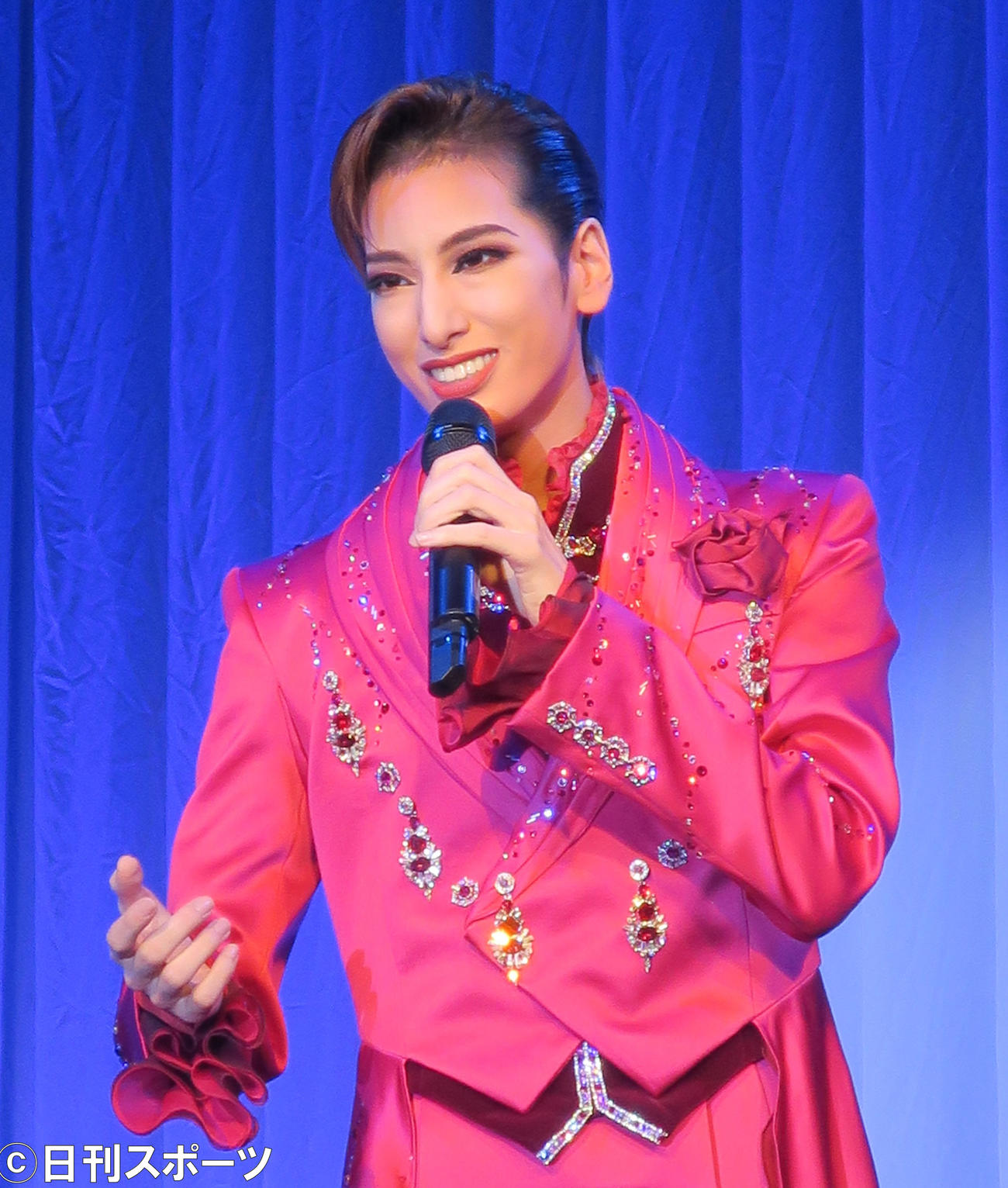 宝塚歌劇団花組公演の制作発表会で歌唱を披露するトップスター柚香光