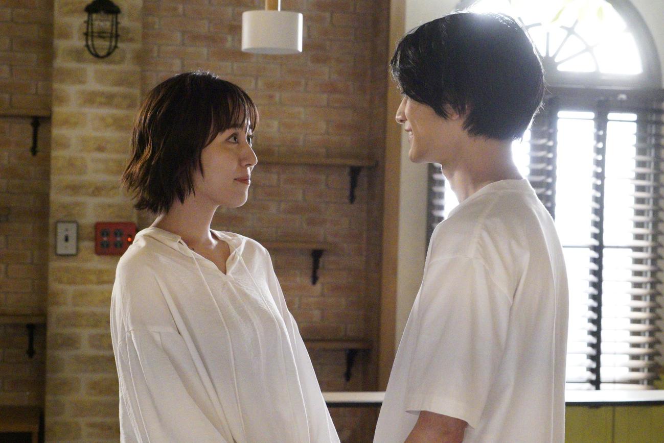 泉美（比嘉愛未＝左）は航（渡邊圭祐）たちに迷惑をかけたことから会社を辞める決意をした（C）フジテレビ

