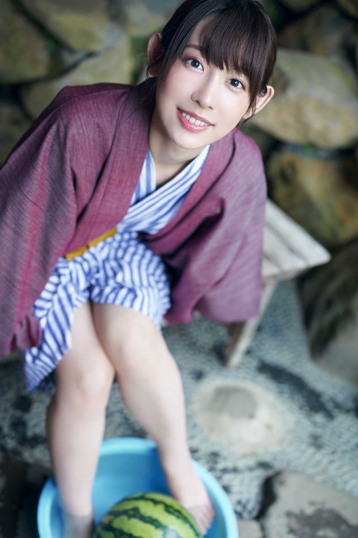 ヤングガンガン表紙に初めて単独出演し、浴衣姿を披露した水湊みお（C）岡本武志