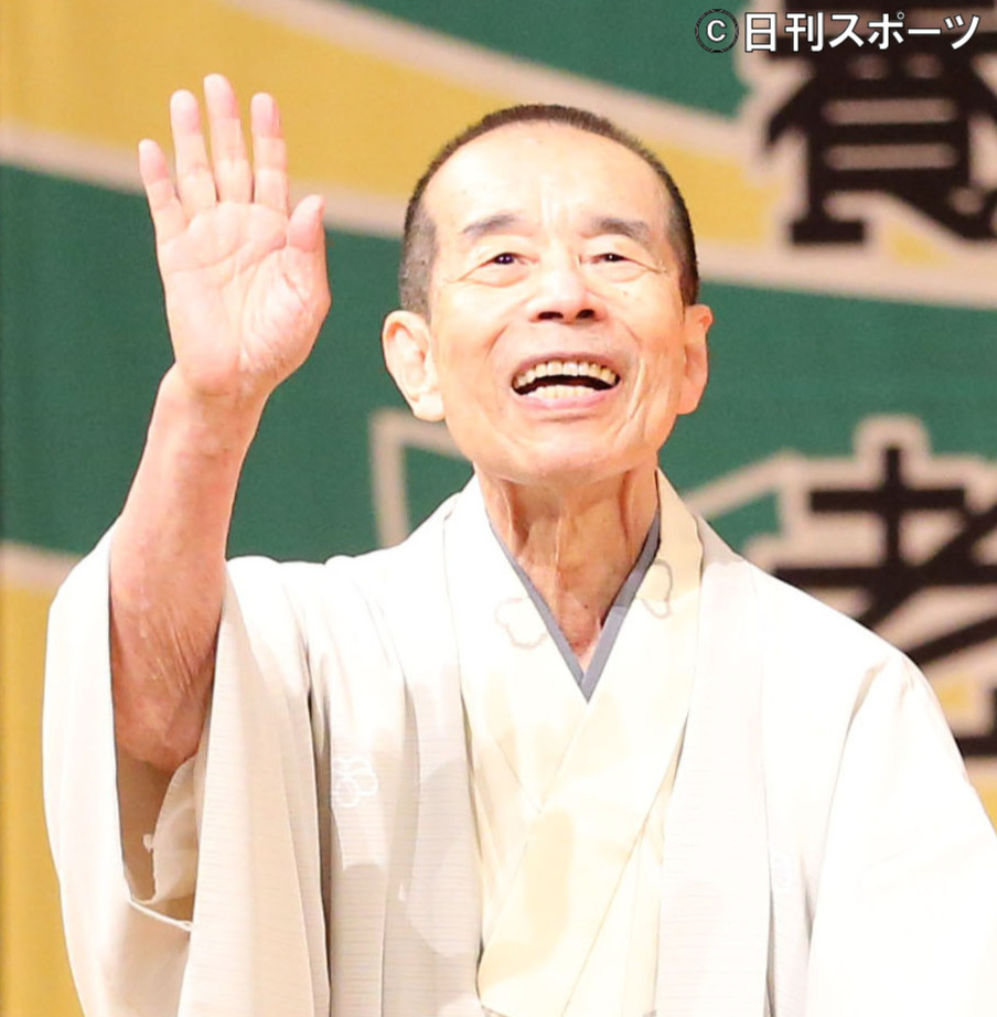 舞台に登壇しあいさつする林家木久扇（2021年7月撮影）