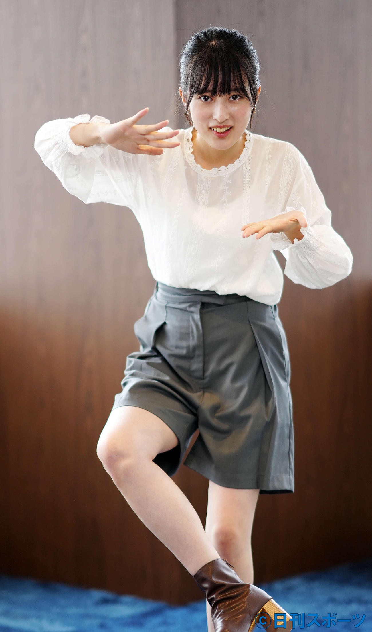 カメラに向かって「ズームイン！！」ポーズを披露する国本梨紗（撮影・江口和貴）