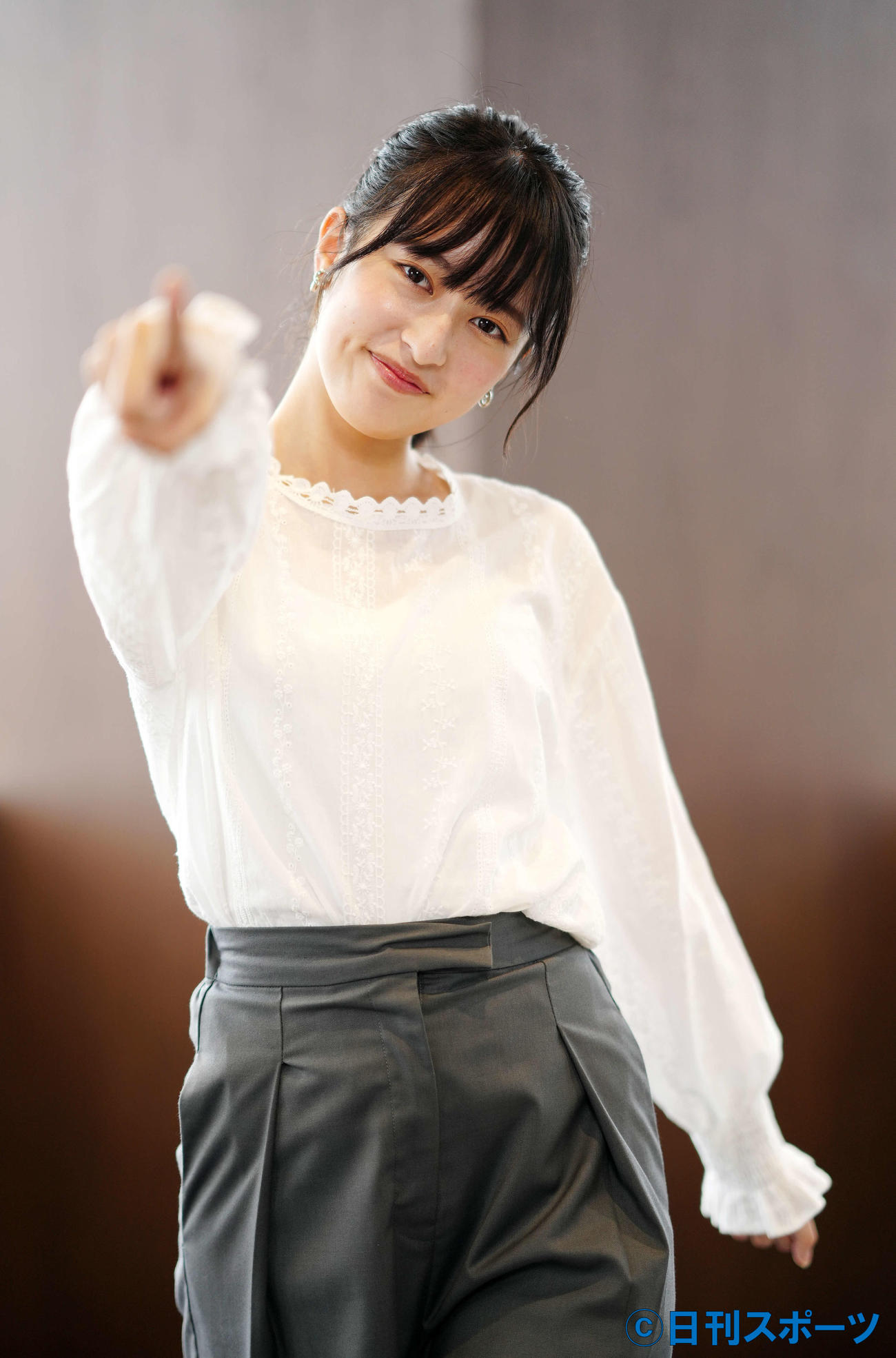 カメラに向かって「ズームイン！！」ポーズの国本梨紗（撮影・江口和貴）