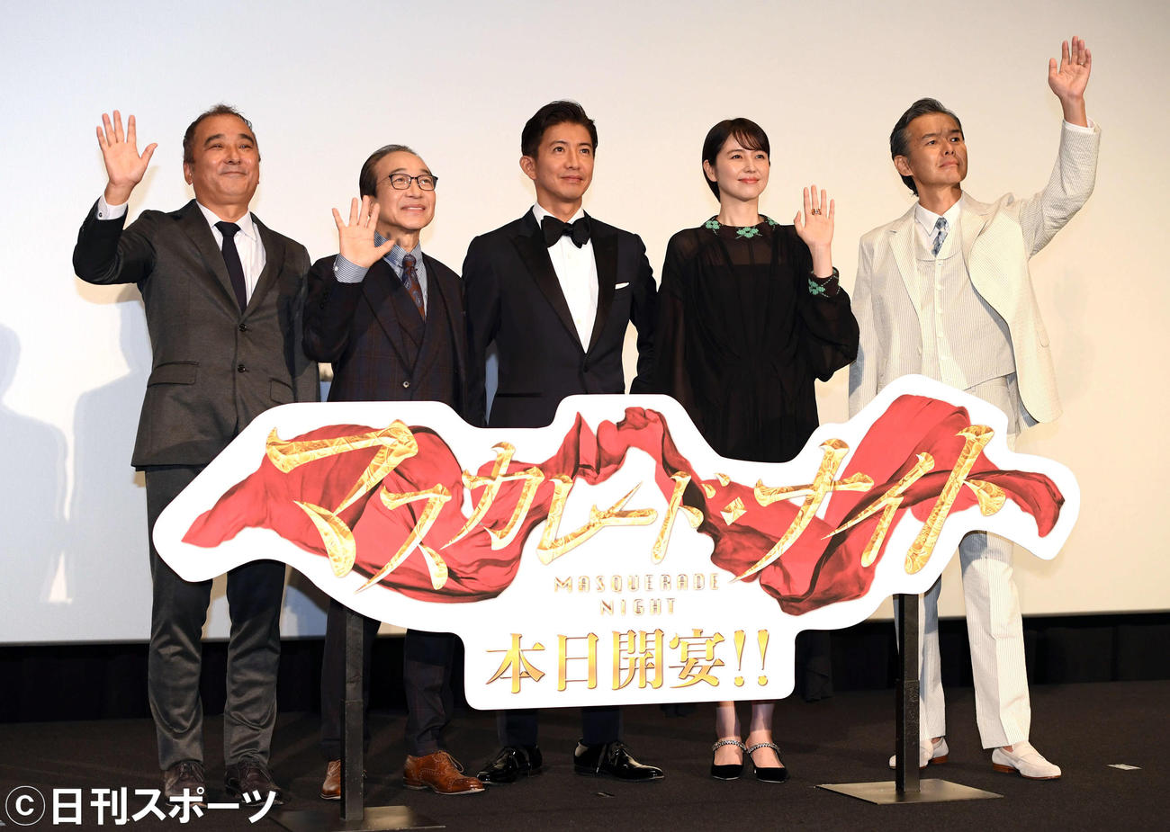 映画「マスカレード・ナイト」の初日舞台あいさつで笑顔を見せる、左から鈴木雅之監督、小日向文世、木村拓哉、長澤まさみ、渡部篤郎（撮影・たえ見朱実）