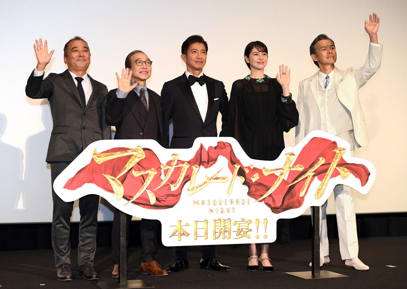映画「マスカレード・ナイト」の初日舞台あいさつで笑顔を見せる、左から鈴木雅之監督、小日向文世、木村拓哉、長澤まさみ、渡部篤郎（撮影・たえ見朱実）