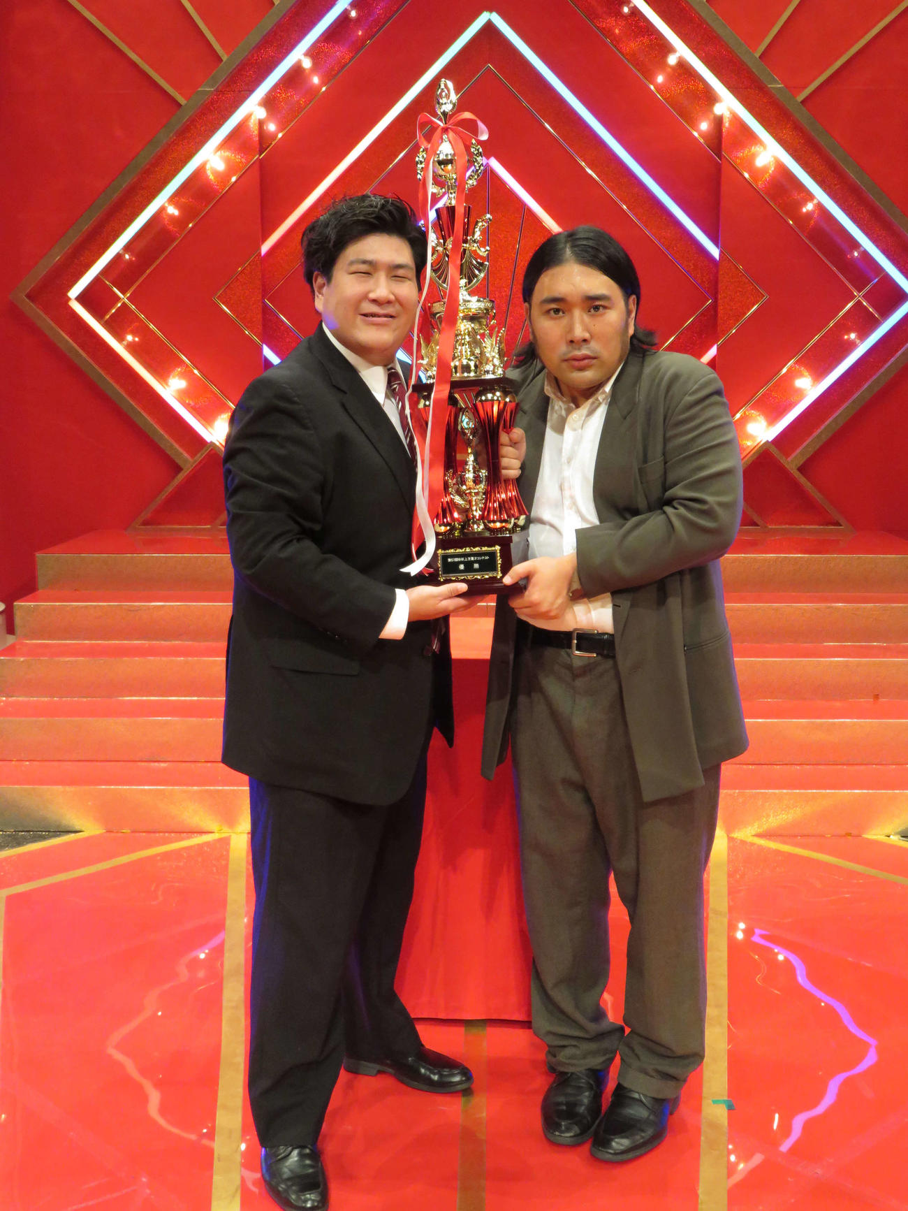 NHK上方漫才コンテストにコントで挑み、優勝した「ビスケットブラザーズ」きん（左）と、原田泰雅（撮影・村上久美子）