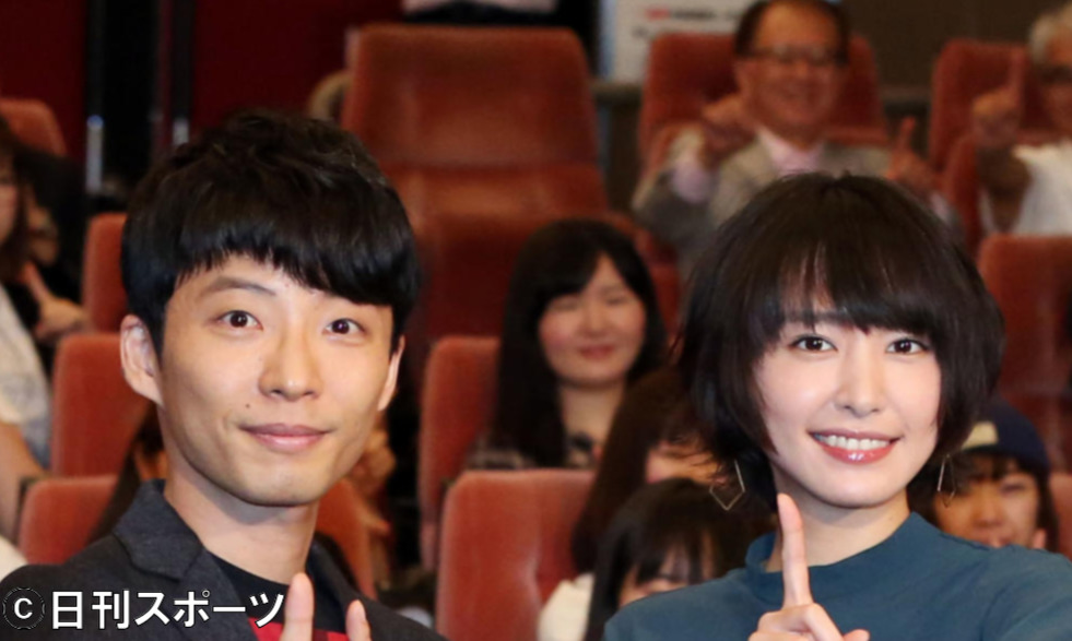 星野源（左）と新垣結衣（2016年撮影）