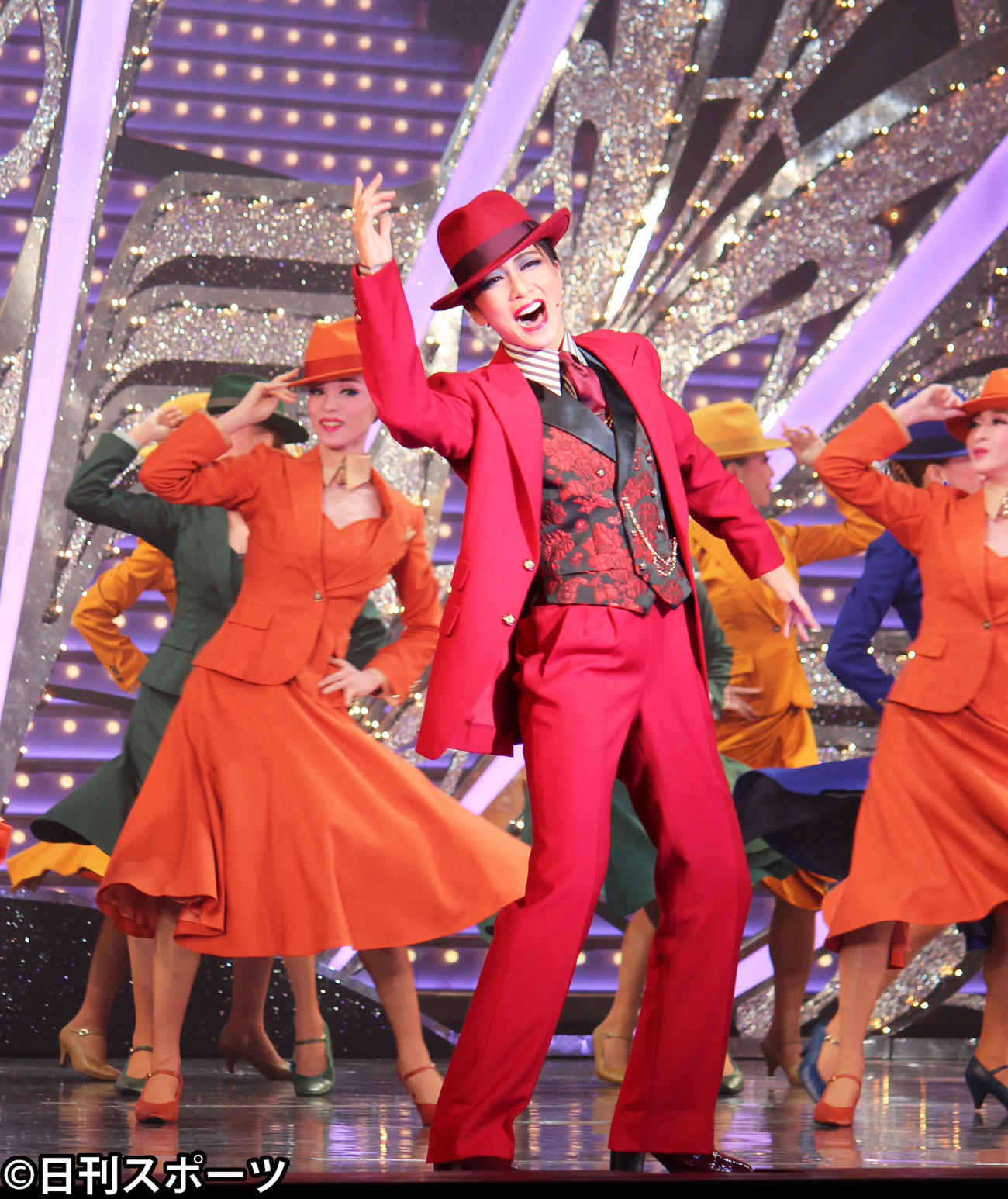 赤で統一した衣装で星組メンバーを率いて踊る礼真琴（撮影・村上久美子）