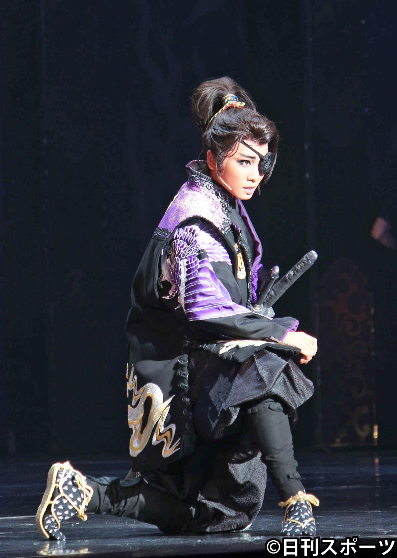 左目に眼帯をつけて殺陣を披露した星組トップ礼真琴（撮影・村上久美子）