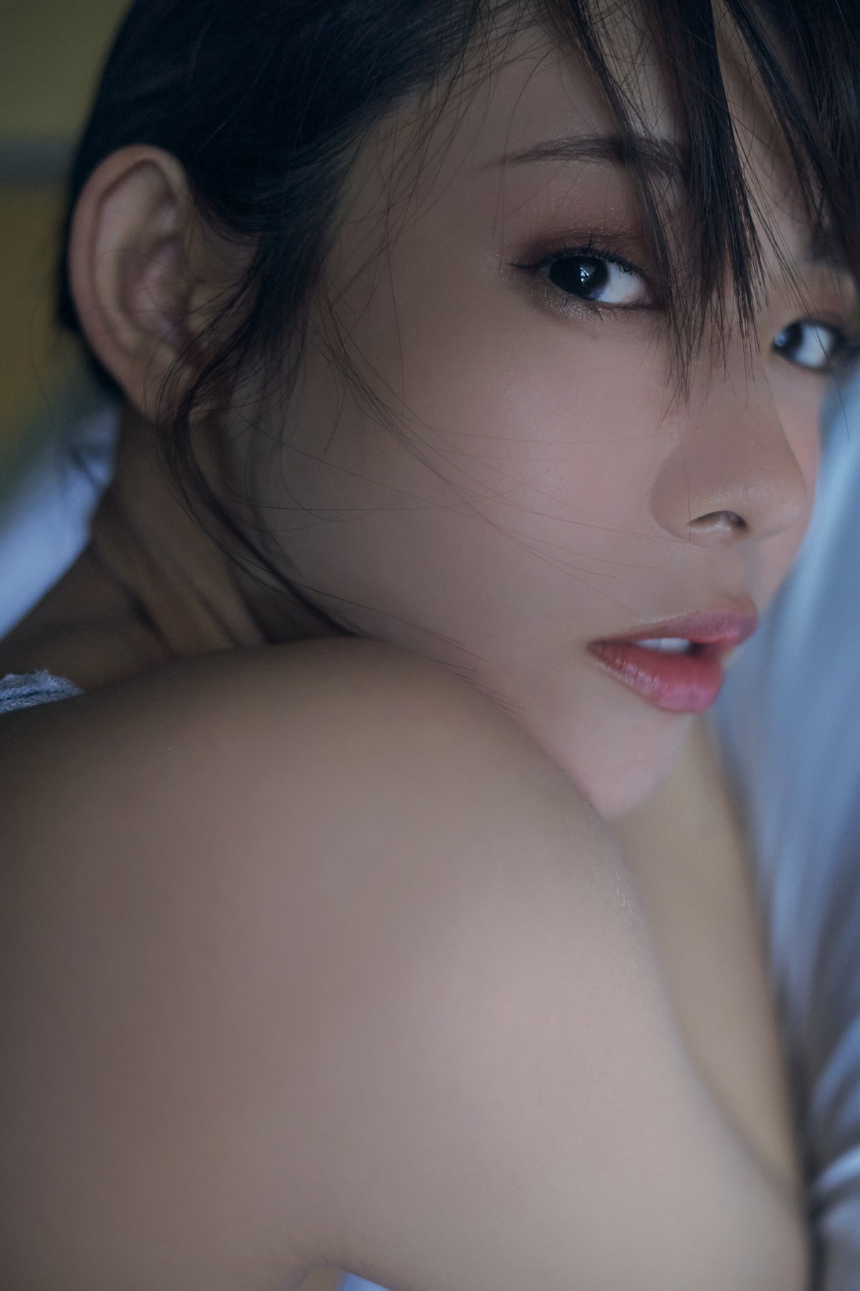 ヤングガンガン表紙に初めて単独出演し、ベッドでセクシーな表情を見せる水湊みお（C）岡本武志