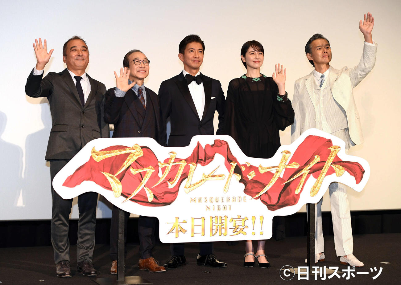 映画「マスカレード・ナイト」の初日舞台あいさつで笑顔を見せる、左から鈴木雅之監督、小日向文世、木村拓哉、長澤まさみ、渡部篤郎（撮影・たえ見朱実）