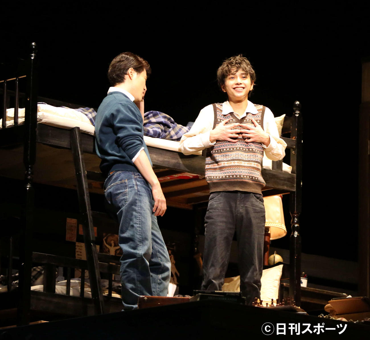 舞台「ブライトン・ビーチ回顧録」公開ゲネプロで熱演する入野自由（左）と佐藤勝利（撮影・阿部泰斉）