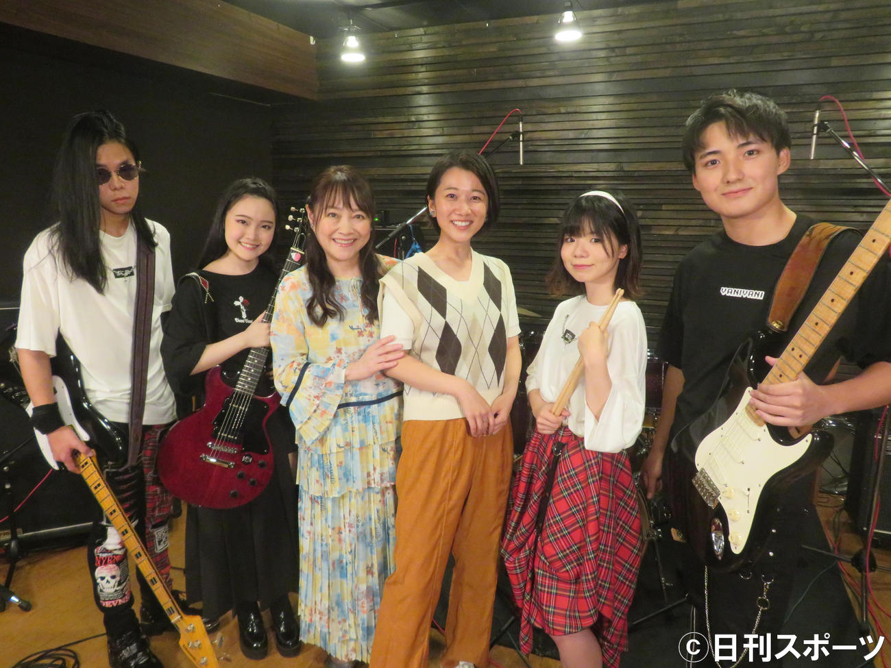 ジブリ大好き太田唯（中央右）のYoutubeチャンネルに出演した井上あずみ（同左）。左から2人目は井上の愛娘ゆーゆ