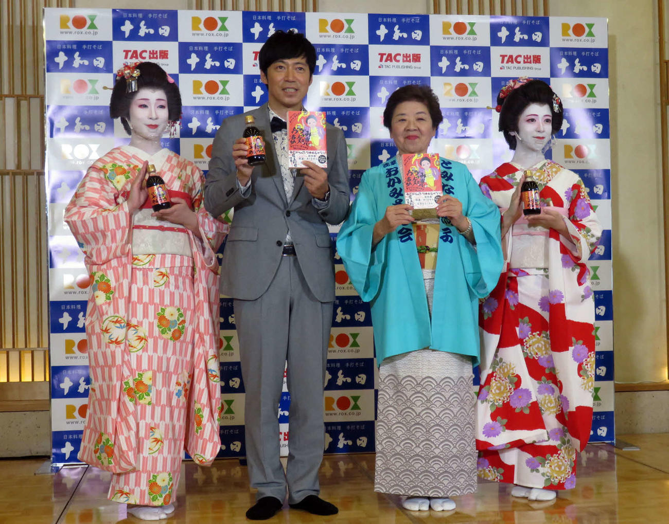 「おかみの凄知恵」の出版記念トークショーを行った東貴博（中央左）と著者の「浅草おかみさん会」の冨永照子理事長（同右）