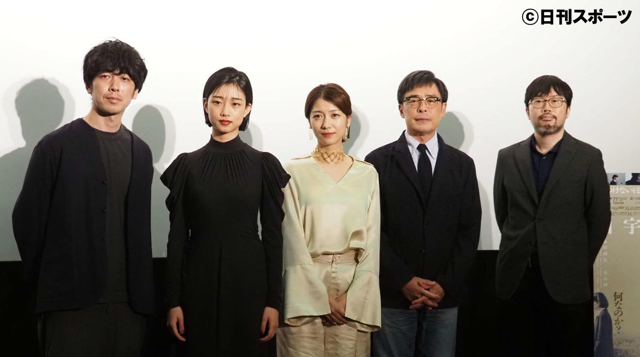 映画「由宇子の天秤」舞台あいさつに登壇した、左から梅田誠弘、河合優実、瀧内公美、光石研、春本雄二郎監督（撮影・遠藤尚子）