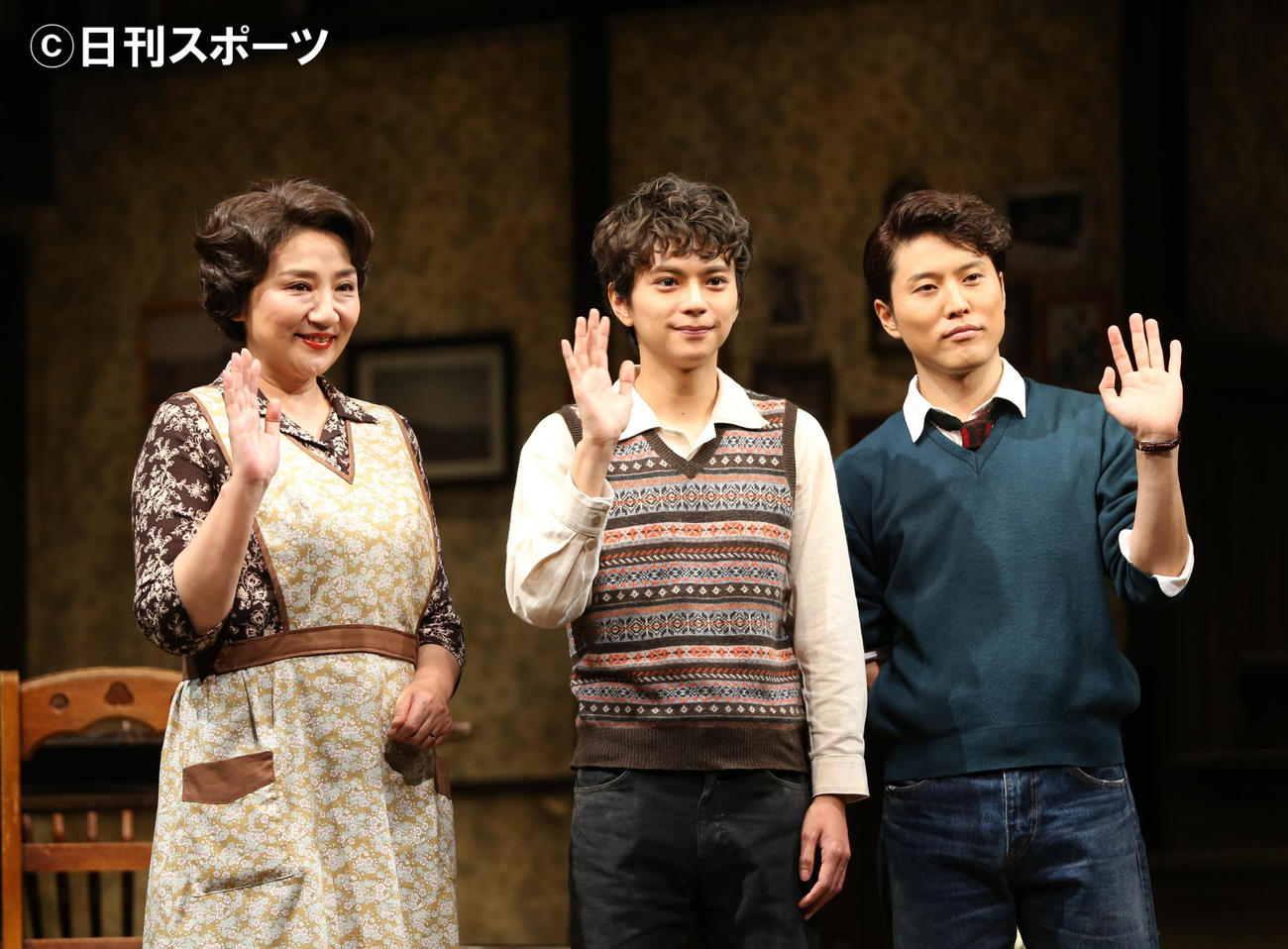 舞台「ブライトン・ビーチ回顧録」取材会で手を振る、左から松下由樹、佐藤勝利、入野自由（撮影・阿部泰斉）