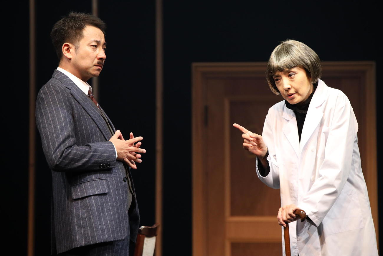 初日を迎えた舞台「物理学者たち」で主演を務める草刈民代（右）。左はお笑いトリオ我が家の坪倉由幸（遠山高広氏撮影）