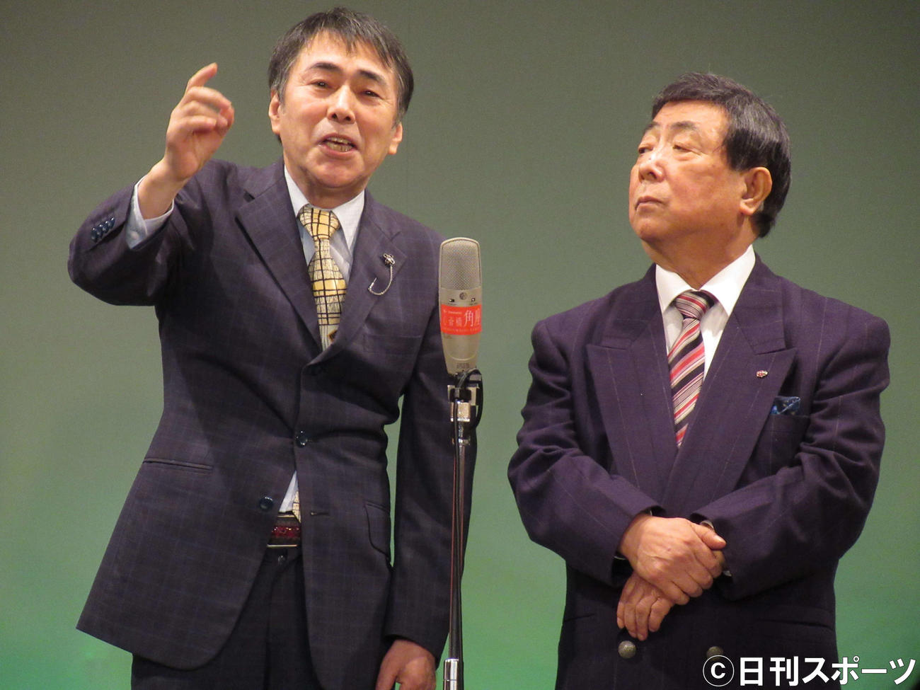 芸歴50周年記念公演を行った酒井くにお（右）とおる（撮影・星名希実）