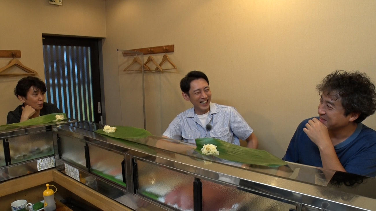 懐かしトークを繰り広げる、左からユースケ・サンタマリア、小泉孝太郎、ムロツヨシ（C）フジテレビ