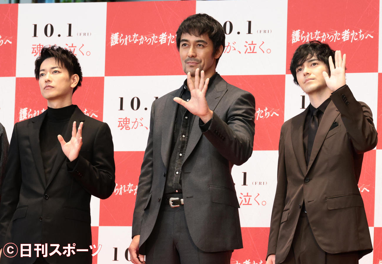 「護られなかった者たちへ」のトークイベントを行った、左から佐藤健、阿部寛、林遣都（撮影・中島郁夫）