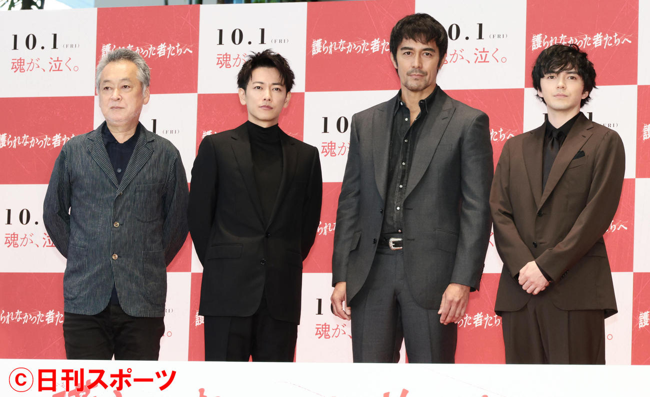 「護られなかった者たちへ」のトークイベントを行った、左から瀬々敬久監督、佐藤健、阿部寛、林遣都（撮影・中島郁夫）