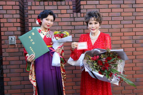 亜細亜大学卒業をデヴィ夫人(右)に報告した加藤万里奈