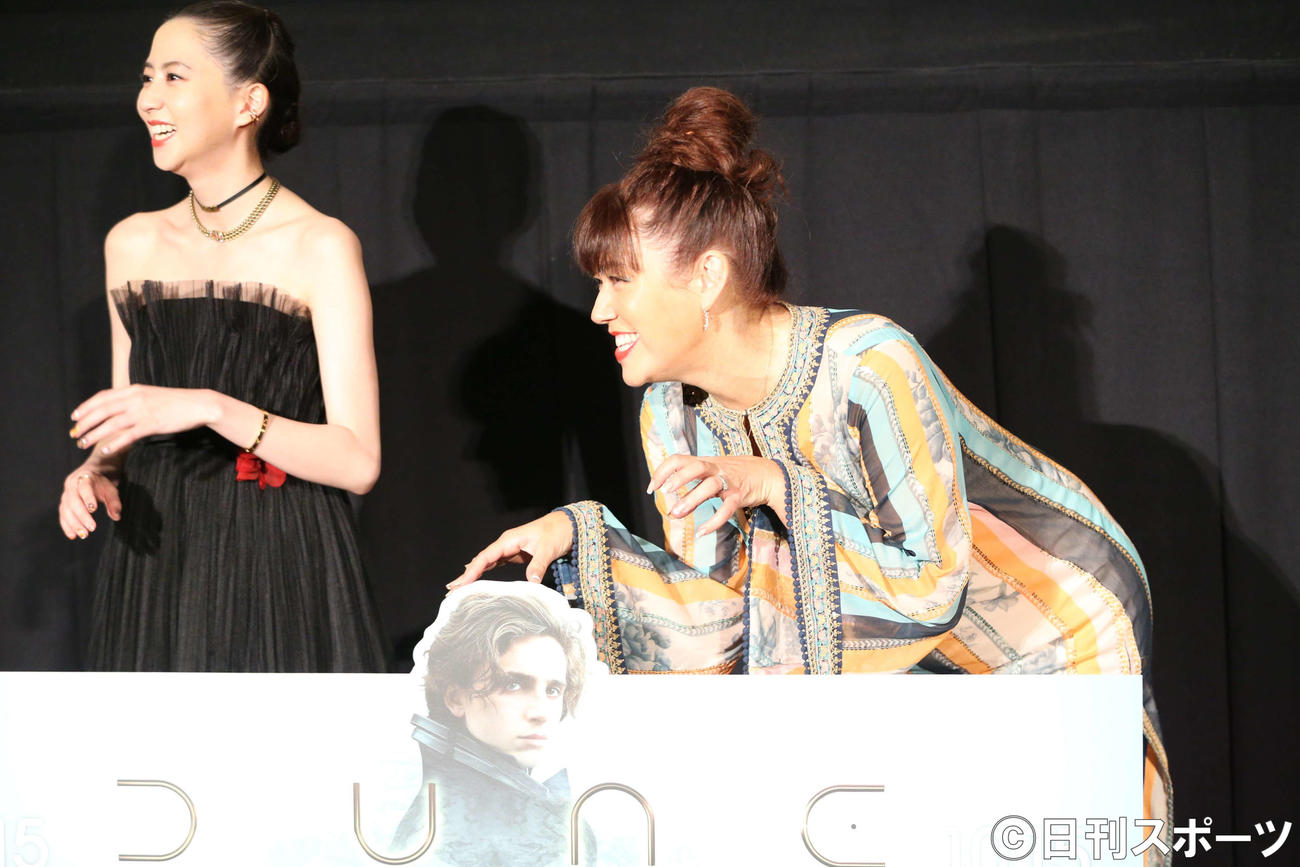 映画「DUNE／デューン　砂の惑星」試写会イベントに登壇した河北麻友子（左）とLiLiCo（撮影・阿部泰斉）