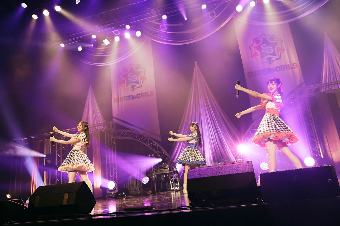 初のライブに臨んだSUPER★GiRLSの5期生の、左から萩田帆風、田中想、竹内ななみ