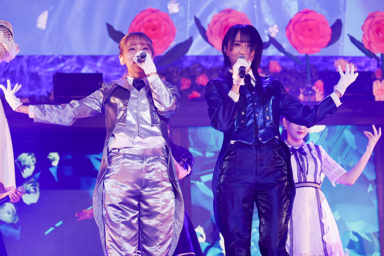 デビュー4周年記念ライブのオープニングで執事に扮（ふん）した＝LOVEの大場花菜（左）と野口衣織