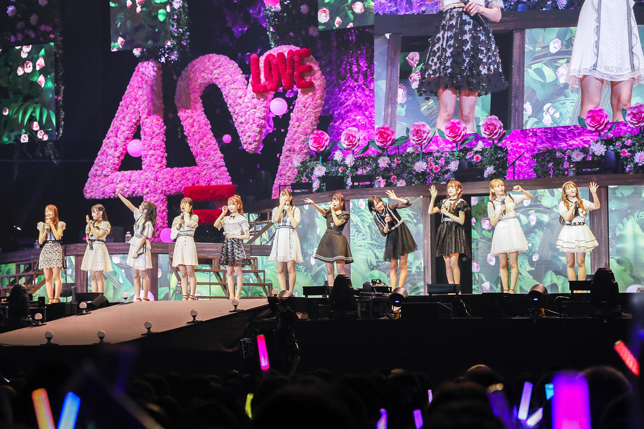 デビュー4周年記念ライブを行った＝LOVE。左から瀧脇笙古、齋藤樹愛羅、諸橋沙夏、佐々木舞香、大谷映美里、高松瞳、齊藤なぎさ、野口衣織、音嶋莉沙、大場花菜、山本杏奈