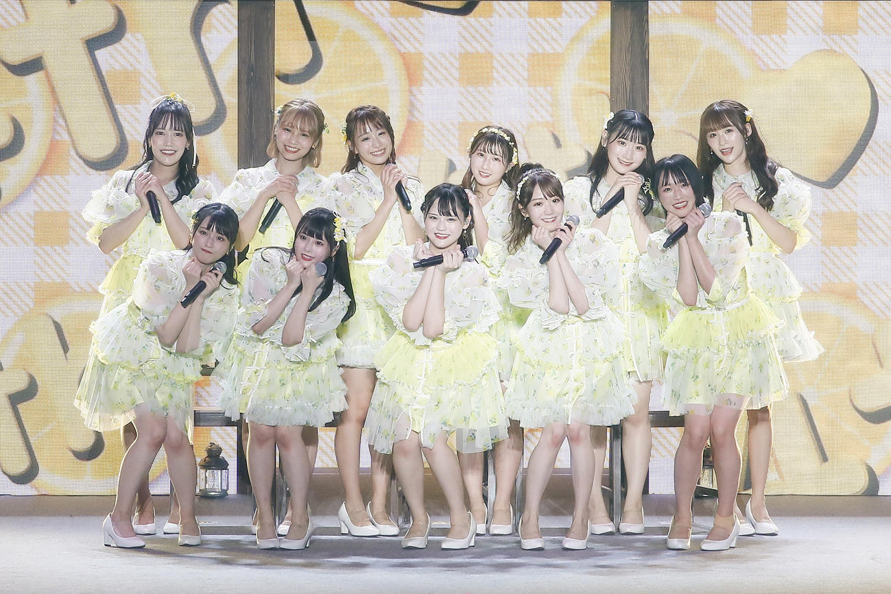 デビュー4周年記念ライブを行った＝LOVE。前列左から佐々木舞香、齊藤なぎさ、高松瞳、大谷映美里、野口衣織、後列左から諸橋沙夏、大場花菜、瀧脇笙古、山本杏奈、齋藤樹愛羅、音嶋莉沙