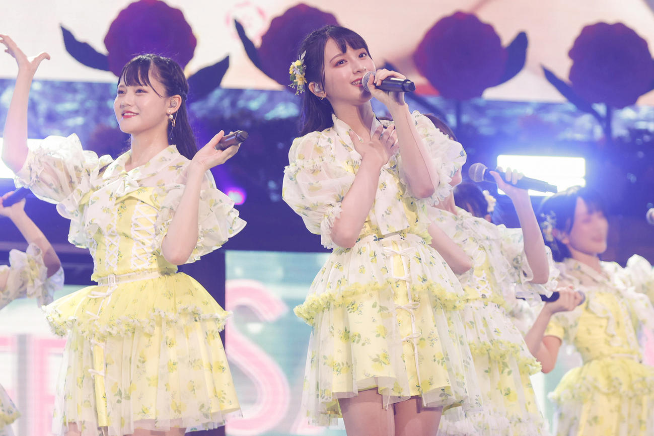 デビュー4周年記念ライブで歌う＝LOVEの高松瞳（左）と佐々木舞香