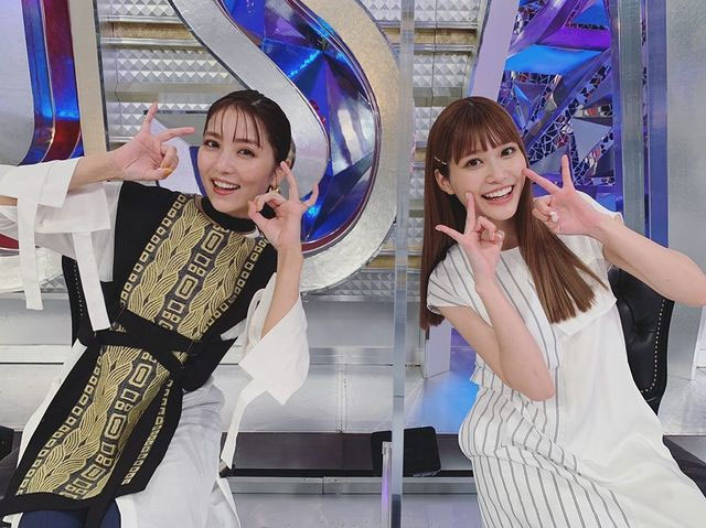 石川恋（左）と“めるる”こと生見愛瑠が「はっぴーす」（石川恋公式ブログより）