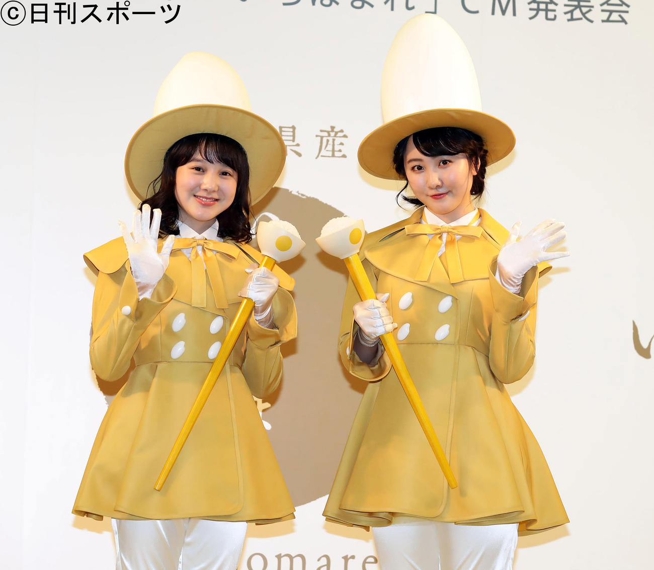 福井産ブランド米「いちほまれ」の新CM会見で、かわいい衣装に身を包み笑顔で手を振る本田紗来（左）、望結姉妹（撮影・浅見桂子）