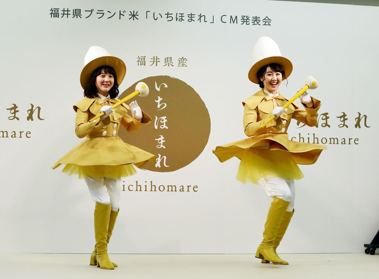福井産ブランド米「いちほまれ」の新CM会見で、かわいい衣装に身を包みCMの踊りを披露する本田紗来（左）、望結姉妹（撮影・浅見桂子）