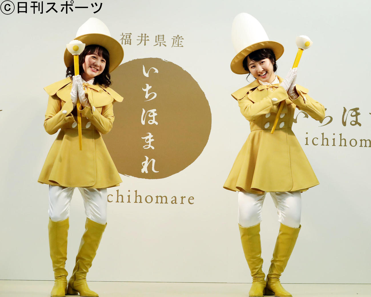 福井産ブランド米「いちほまれ」の新CM会見で、かわいい衣装に身を包みCMの踊りを披露する本田紗来（左）、望結姉妹（撮影・浅見桂子）
