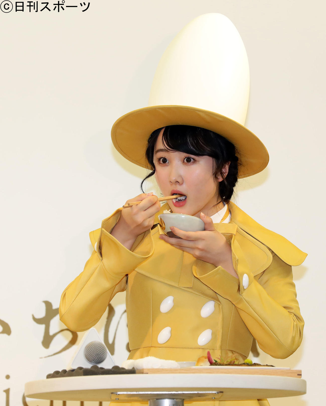 福井産ブランド米「いちほまれ」の新CM会見で、かわいい衣装に身を包み新米を食べる本田望結（撮影・浅見桂子）