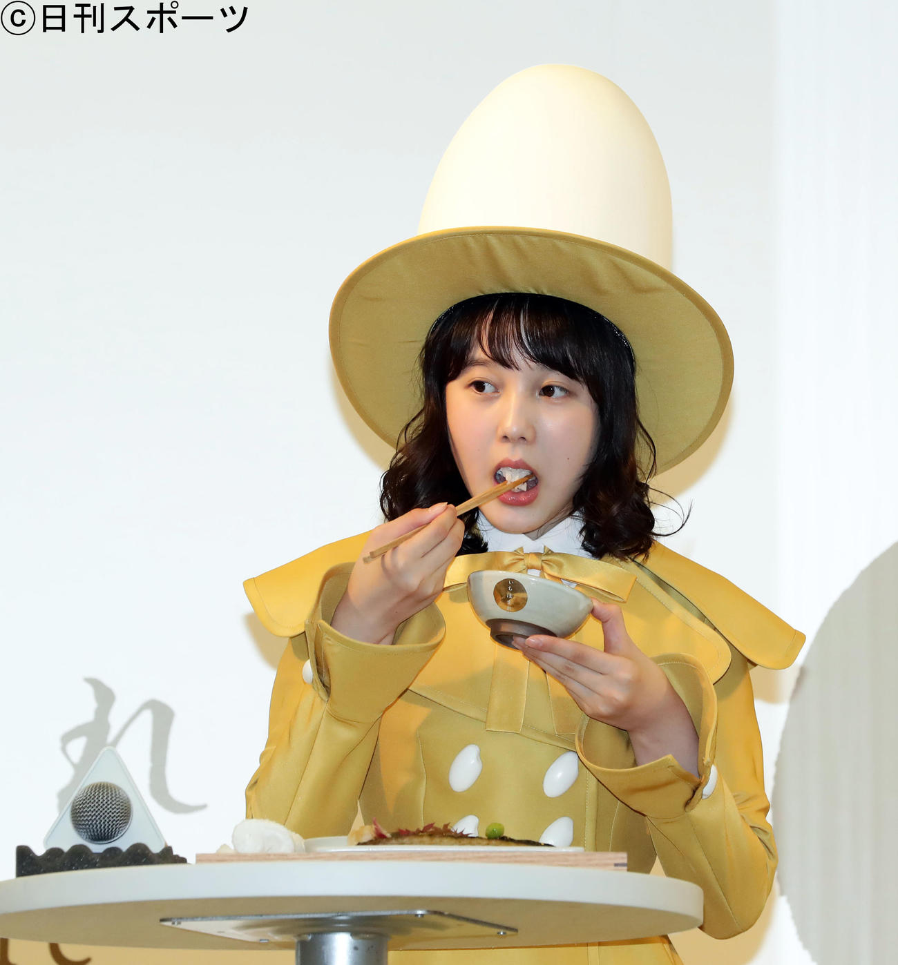 福井産ブランド米「いちほまれ」の新CM会見で、かわいい衣装に身を包み新米を食べる本田紗来（撮影・浅見桂子）