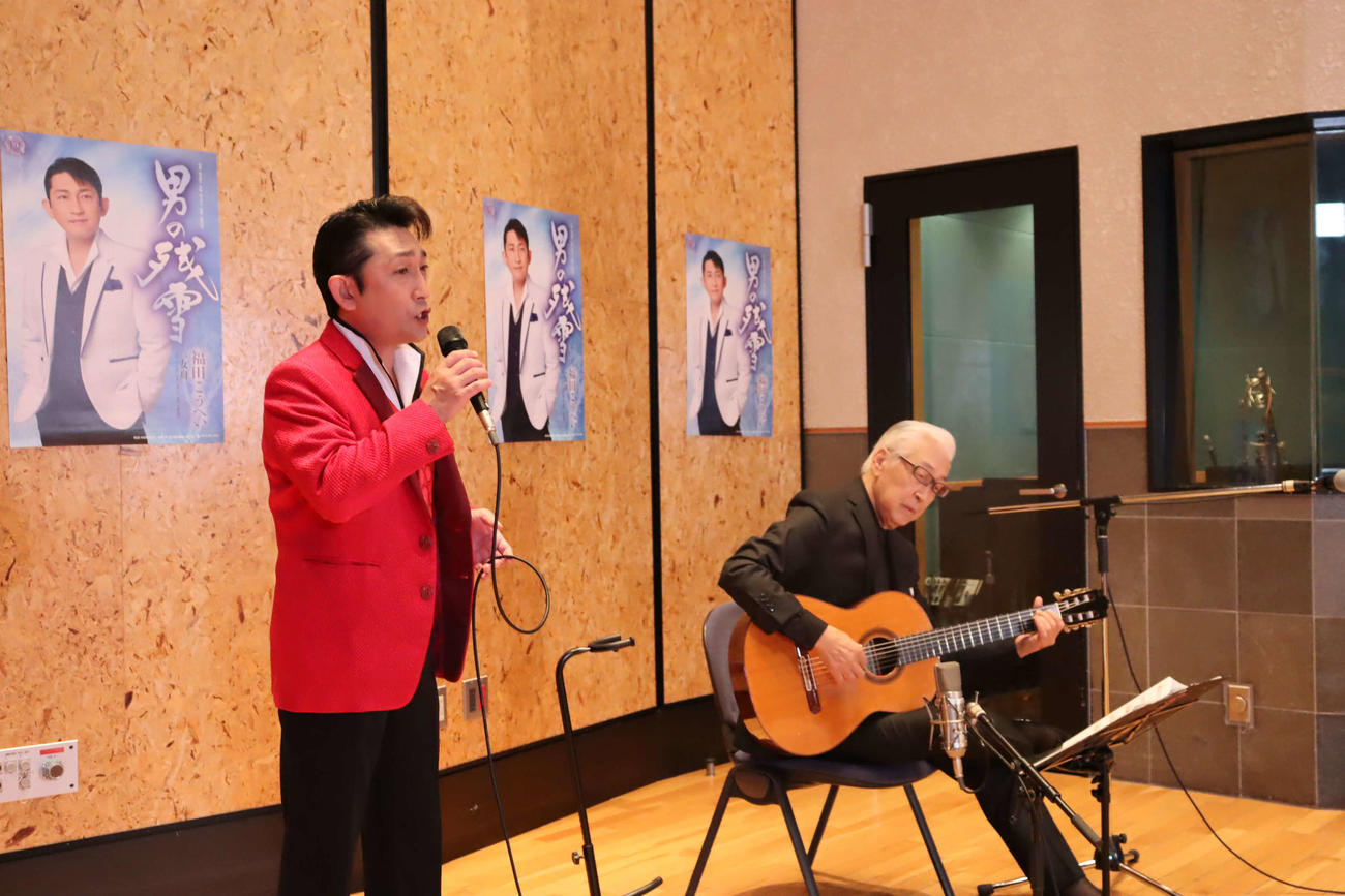 生配信でバースデーライブを開催した福田こうへい（左）。右はギタリストの斉藤功氏