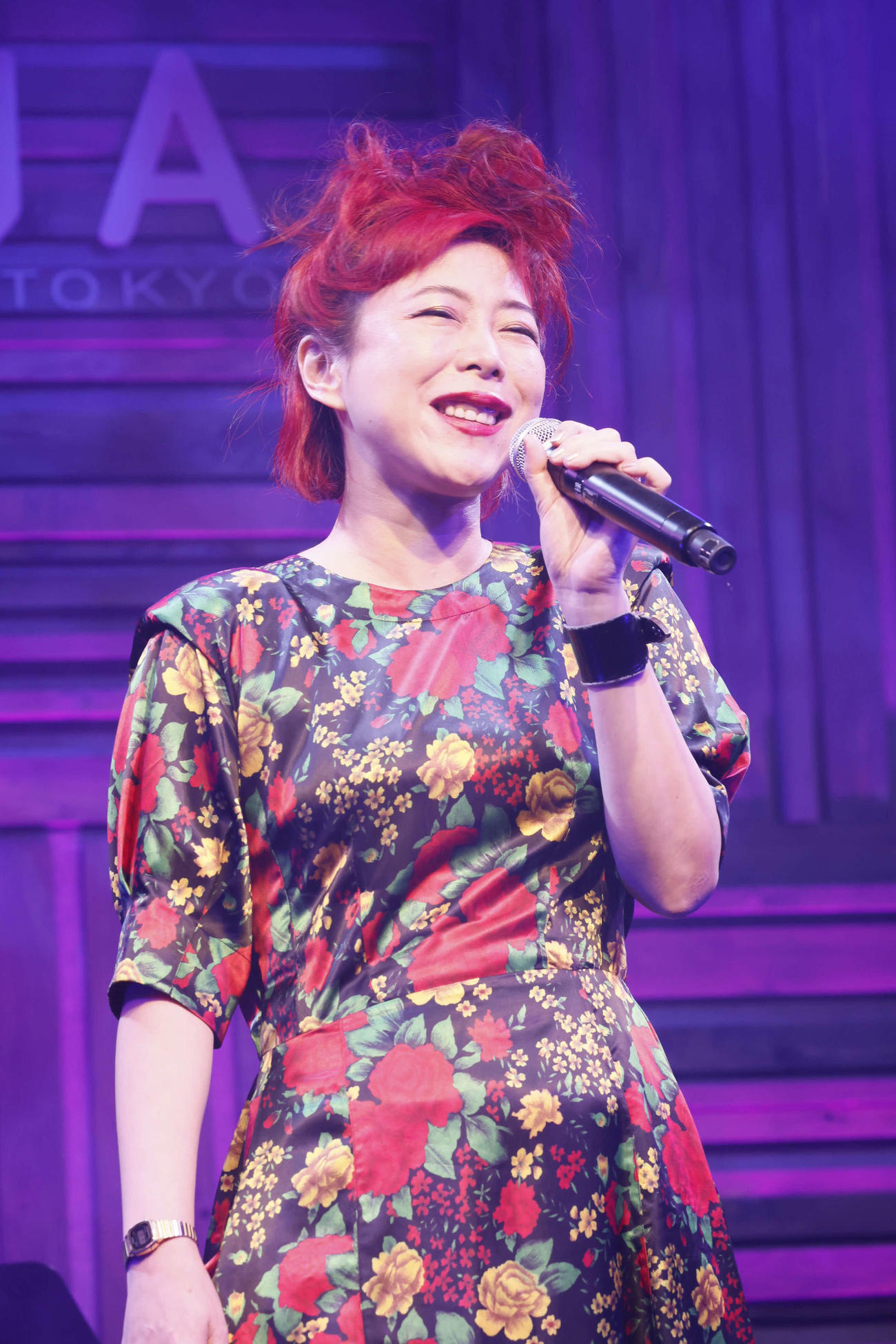 オンラインライブイベントで歌う椿鬼奴