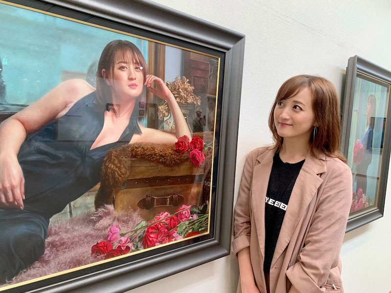 絵の中の自分を見つめる小松彩夏（小松彩夏オフィシャルブログより）