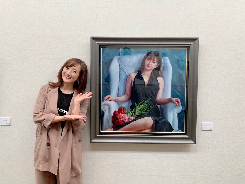 絵と同じ顔の角度の小松彩夏（小松彩夏オフィシャルブログより）