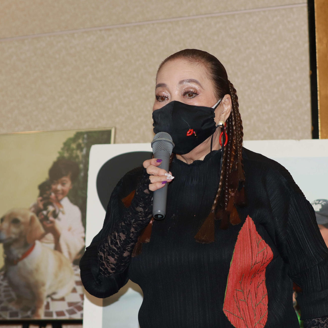 「川島なお美動物愛護賞」授与式であいさつする湯川れい子氏（撮影・勝部晃多）