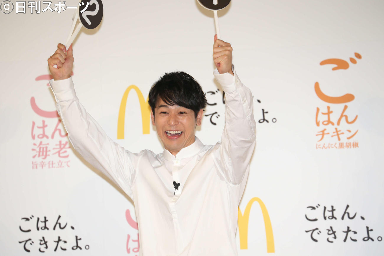 日本マクドナルド新商品発売記念イベントでクイズに正解し、喜ぶ妻夫木聡（撮影・阿部泰斉）
