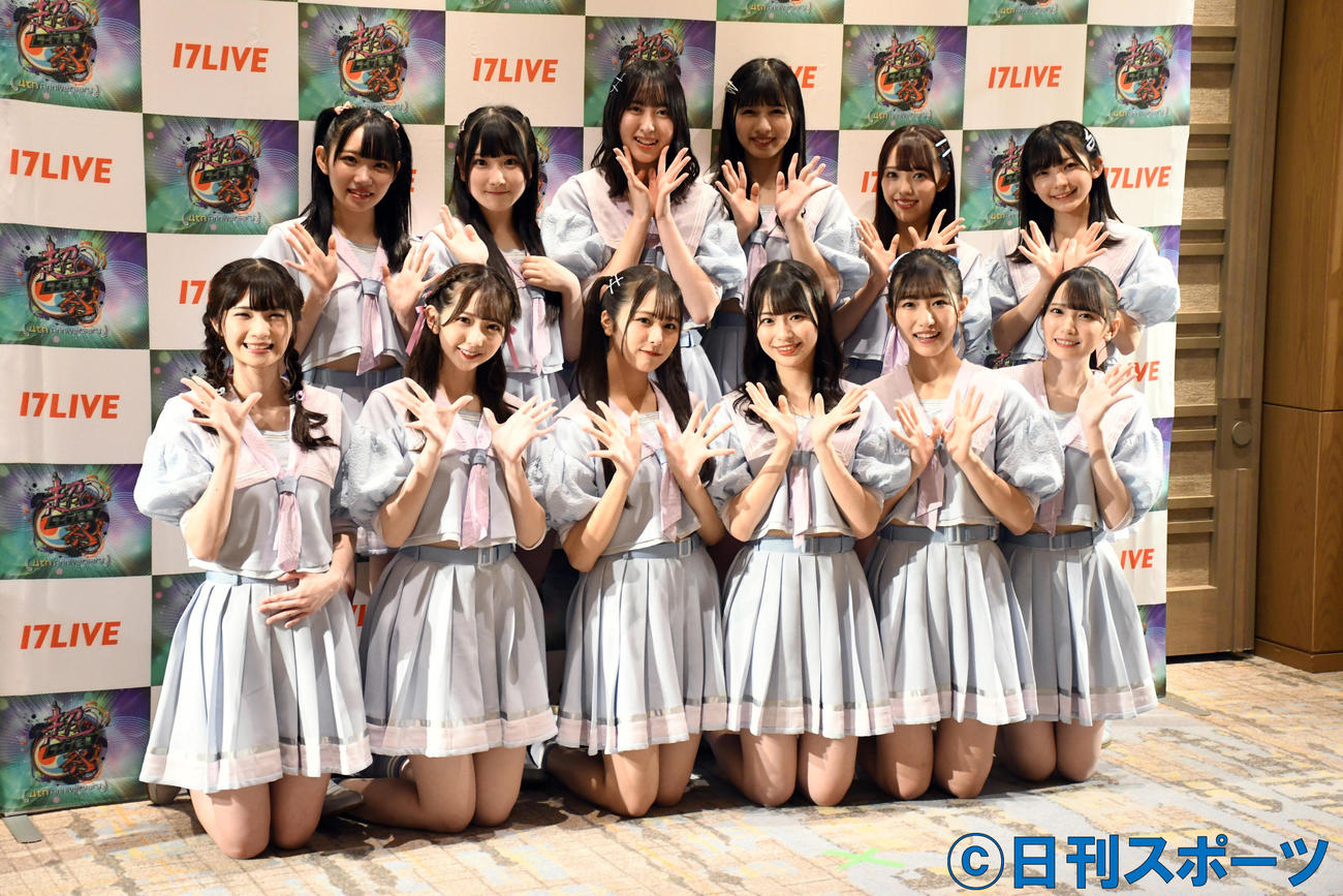 ≠ME。前列左から菅波美玲、谷崎早耶、尾木波菜、冨田菜々風、蟹沢萌子、鈴木瞳美、後列左から本田珠由記、櫻井もも、川中子奈月心、河口夏音、落合希来里、永田詩央里（撮影・大友陽平）