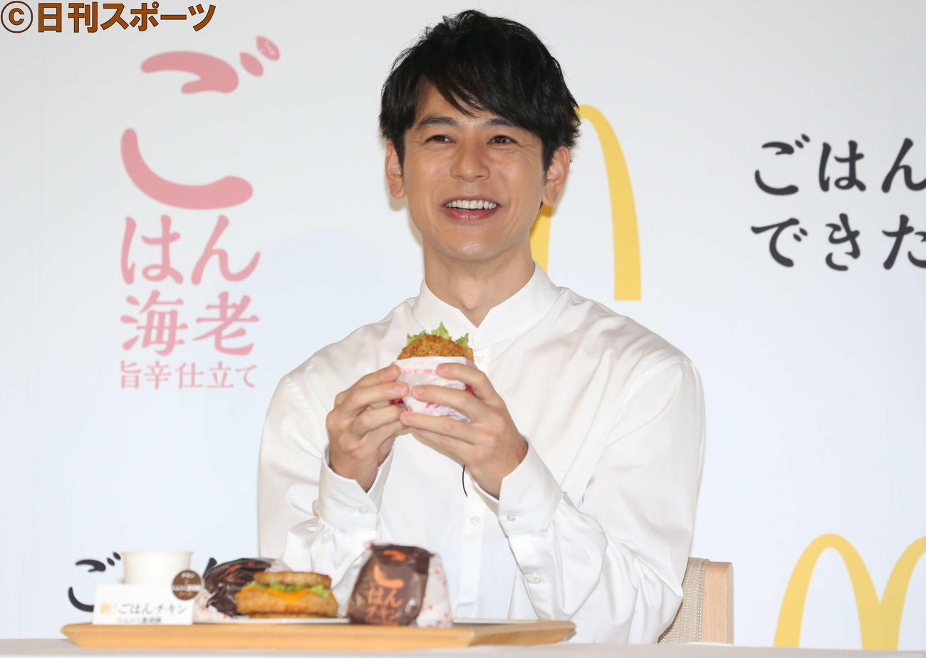 日本マクドナルド新商品発売記念イベントで新商品を手に、笑顔をみせる妻夫木聡（撮影・阿部泰斉）