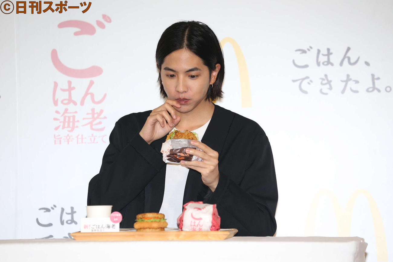 日本マクドナルド新商品発売記念イベントで、新商品を食べる志尊淳（撮影・阿部泰斉）