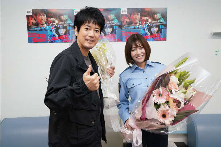 日本テレビ系ドラマ「ボイス2」のクランプアップを迎えた唐沢寿明と真木よう子