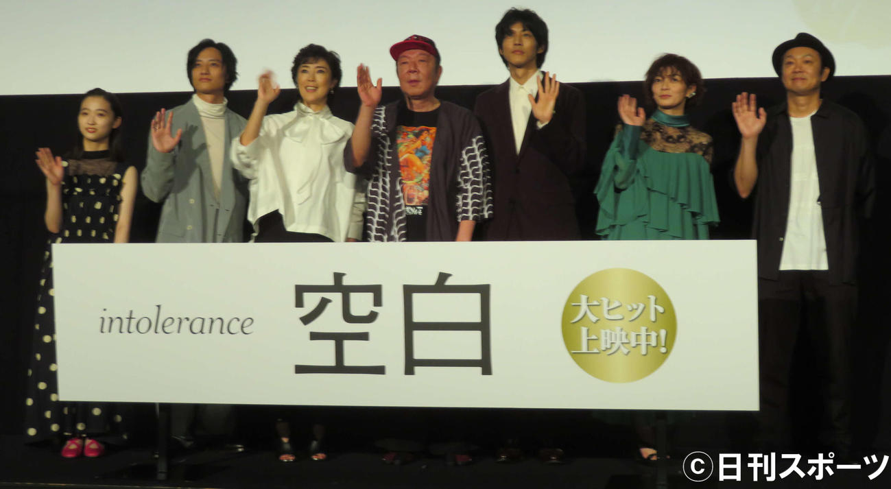 映画「空白」初日舞台あいさつに登壇した、左から伊東蒼、藤原季節、寺島しのぶ、古田新太、松坂桃李、田畑智子、吉田恵輔監督（撮影・村上幸将）